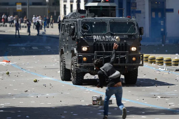 Confrontos: enquanto isso, a sessão segue normalmente dentro da Alerj, embora alguns deputados tenham chegado a vestir máscaras de gás dentro do prédio