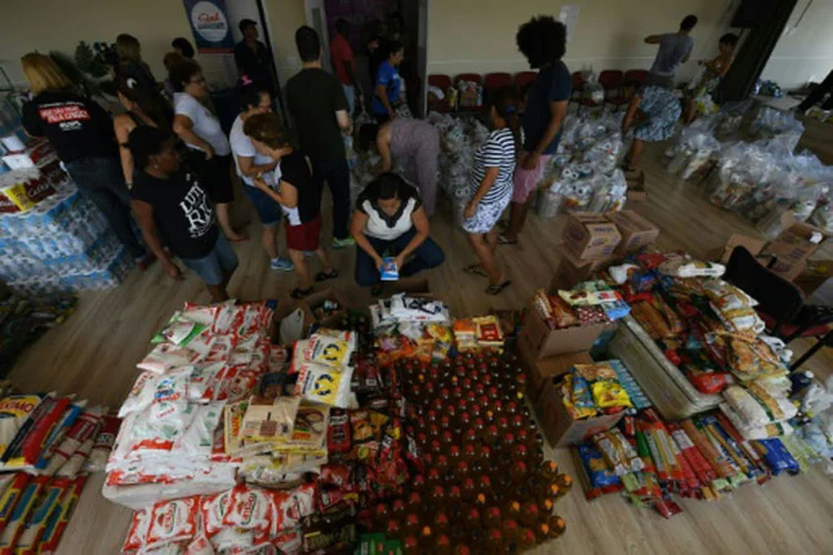 Rio de Janeiro: os servidores, a deles maioria já aposentados, obtêm uma senha mediante comprovação para poder subir ao 13º andar (AFP)