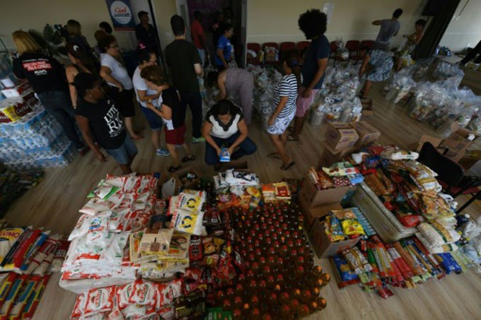 Sem salário, servidores do Rio fazem fila para receber alimentos
