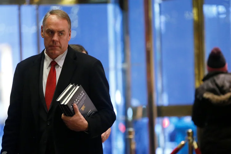 Ryan Zinke, ex-fuzileiro naval, de 55 anos, será escalado para comandar o Departamento do Interior (Brendan McDermid/Reuters)