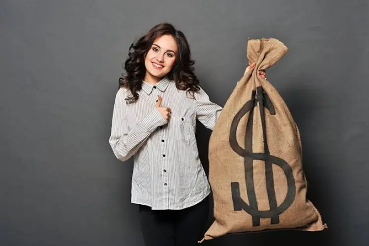 Mulher com saco de dinheiro: resultado do sorteio será divulgado até o dia 15 de fevereiro (ruslanshramko/Thinkstock)