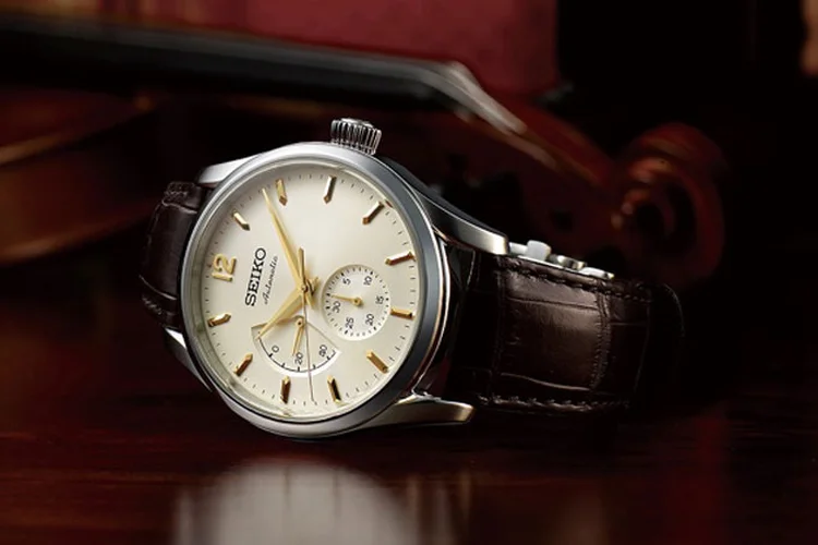 Seiko: a parte frontal apresenta um cristal de safira curvo com revestimento antirreflexo