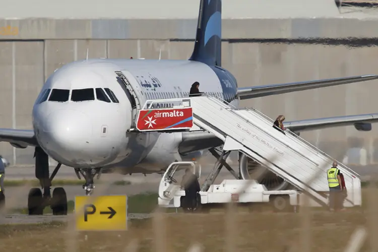 grupo de passageiros desembarca de avião sequestrado em Malta (Darrin Zammit-Lupi/Reuters)