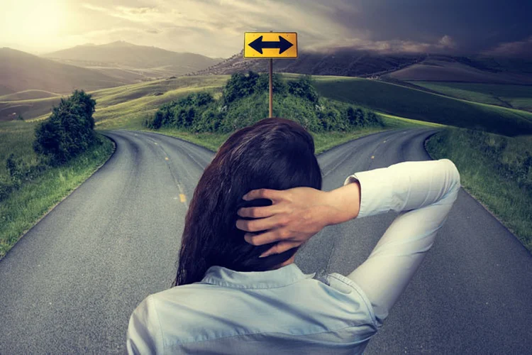 mulher em dúvida sobre qual caminho seguir (Thinkstock)