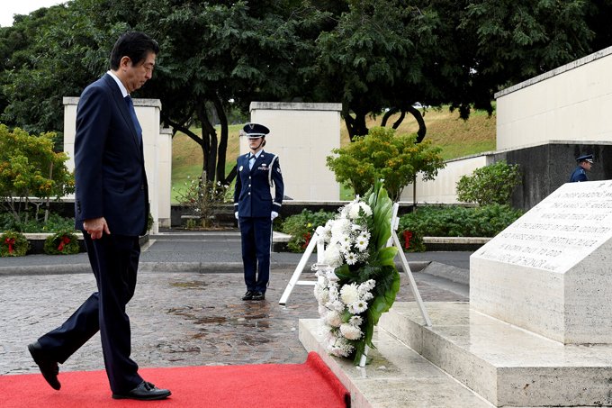 Premiê japonês presta homenagem em memoriais do Havaí