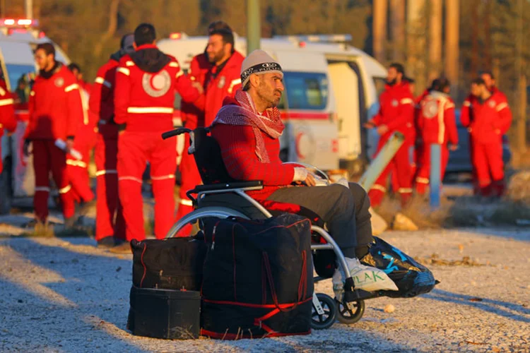 Síria: o primeiro comboio a partir foi composto de ambulâncias e ônibus com 951 pessoas a bordo, incluindo 200 rebeldes, e 108 feridos (Ammar Abdullah)