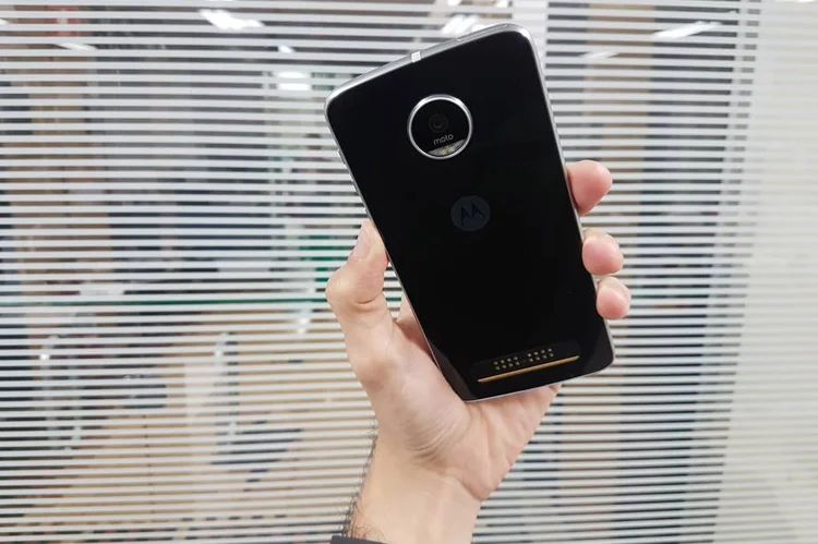 Moto Z Play: smartphone terá mudança na bateria (Lucas Agrela/Site Exame)