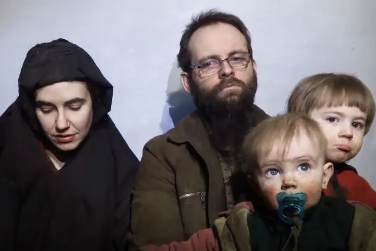 Sequestro: o casal havia aparecido pela última vez em vídeo em agosto, sem os filhos, convocando seus governos a pressionar Cabul a mudar sua política de execuções de insurgentes capturados (YouTube/Reprodução)