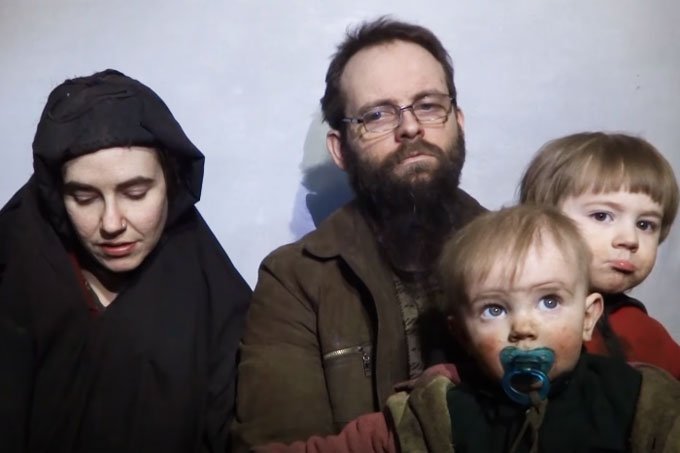 Casal mantido refém pelos talibãs aparece com filhos em vídeo