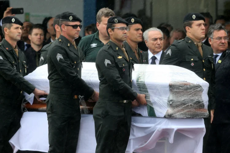 Michel Temer: familiares das vítimas chegaram a reclamar do fato de precisarem ir até o aeroporto "encontrar o presidente" (Paulo Whitaker/Reuters)