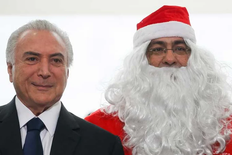 O presidente Michel Temer ao lado do papai Noel: presidente anunciará minirreforma que permita jornadas de até 12 horas (Beto Barata/Divulgação)