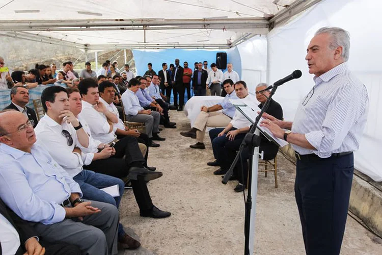 Michel Temer: durante a manhã, Temer visitou duas frentes de obras ligadas à transposição do São Francisco, em Pernambuco (Beto Barata/Agência Brasil)