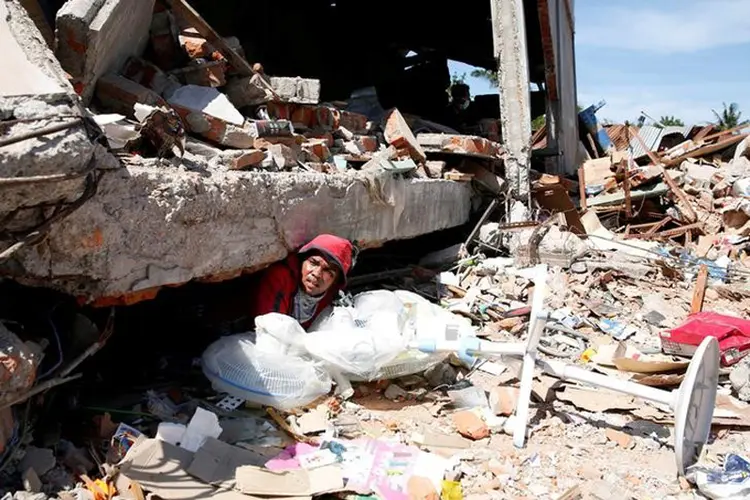 Resgates na Indónesia após terremoto: muitos moradores da cidade de 140 mil habitantes vêm dormindo em abrigos (Darren Whiteside)