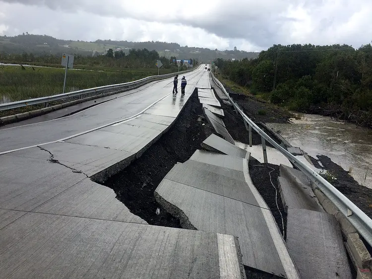 Estrada danificada no Chile após terremoto de magnitude 7,7 (Alvaro Vidal/Reuters)