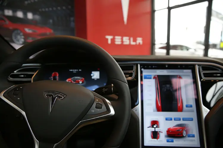 Tesla: os carros com o hardware de primeira geração do piloto automático receberam a atualização (Spencer Platt/Getty Images)
