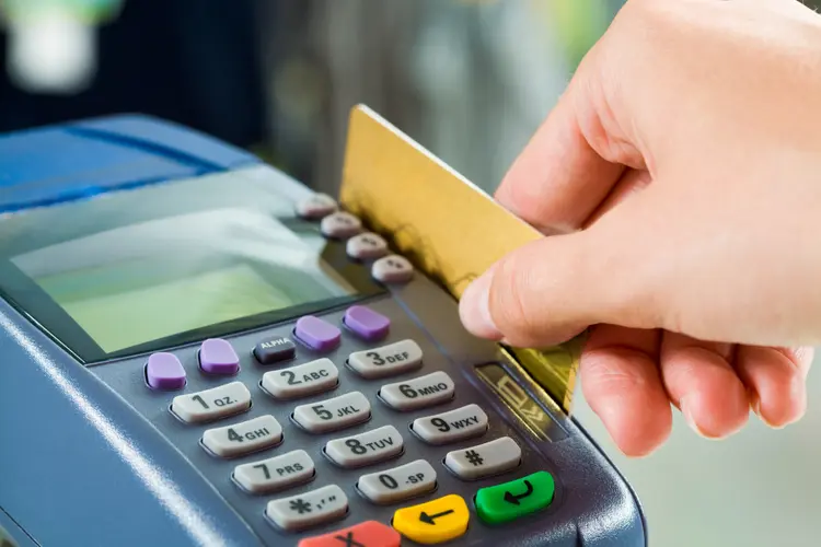 Juros do cartão de crédito: taxa passou de 486,7% ao ano em janeiro para 481,5% ao ano em fevereiro (Dmitriy Shironosov/Thinkstock)