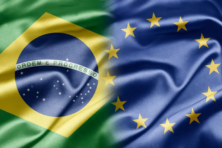 Montagem unindo a bandeira do Brasil e a bandeira da União Europeia (UE) (Ruskpp/Thinkstock)