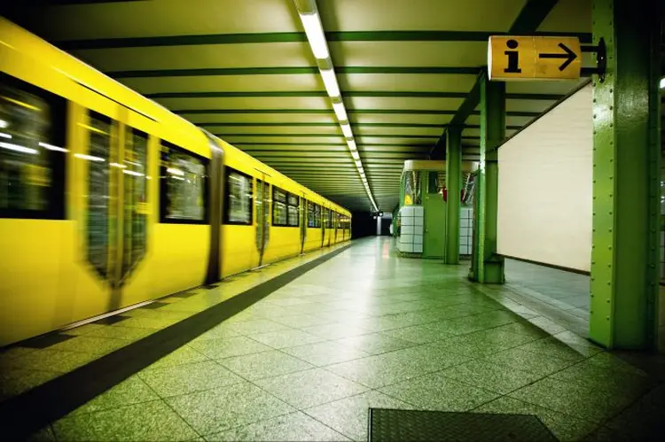 Metrô de Berlim: mendigo dormia dentro de uma estação quando sete jovens atearam fogo às suas roupas (Thinkstock)