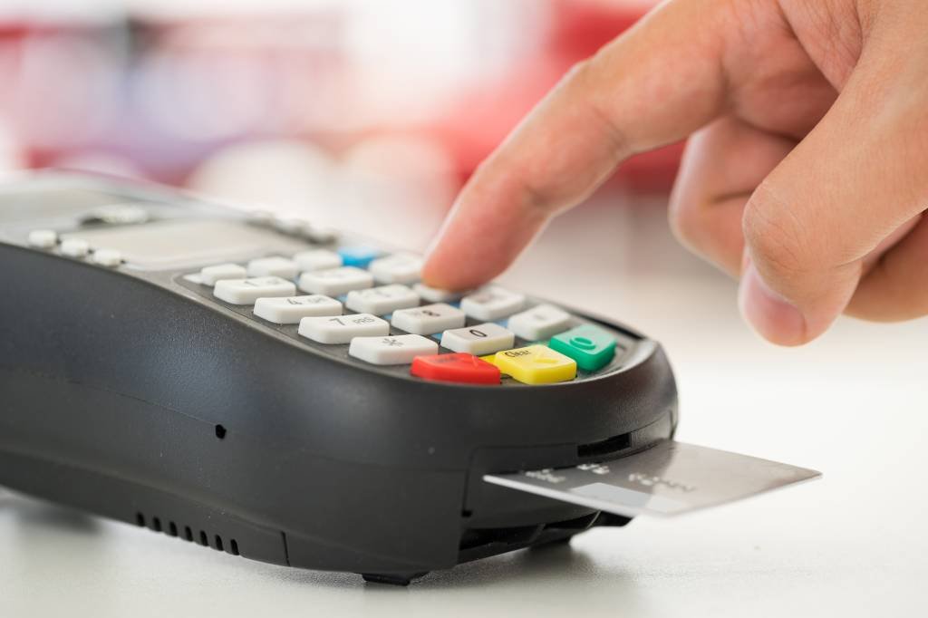 Pequeno varejista se beneficia com redução na taxa do cartão de débito