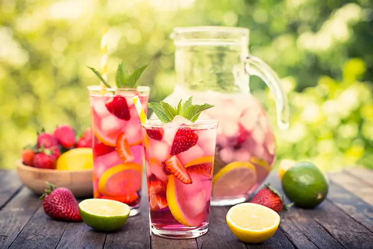 Jarra e copos com suco de fruta (pilipphoto/Thinkstock)