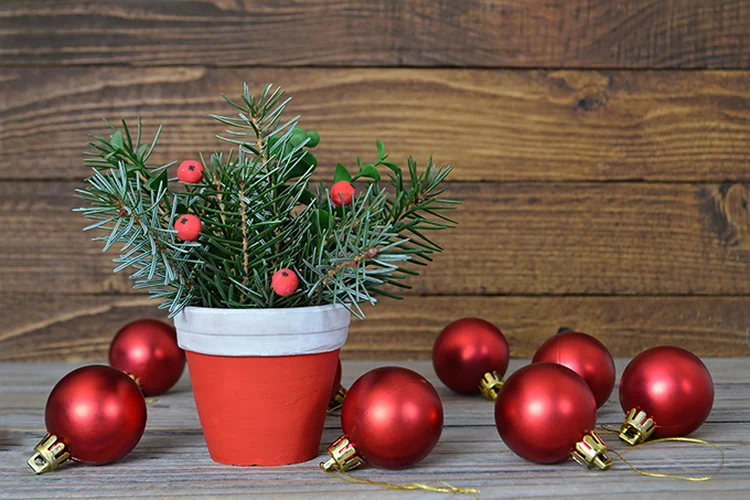 Vaso com bolas de Natal (izzzy71/Thinkstock)