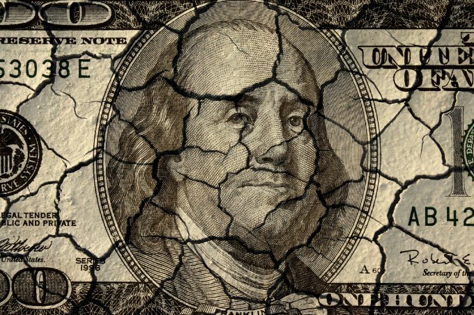 Dólar sobe com maior aversão ao risco após derrota de Trump