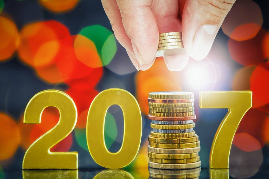 Dinheiro em 2017: Superstição aconselha cumprimentar as pessoas com moeda na mão (Thinkstock)