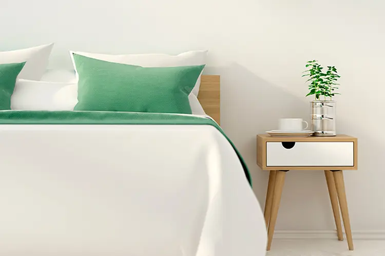 Arrume a cama antes de sair, estenda os lençóis, afofe os travesseiros e almofadas (JZhuk/Thinkstock)