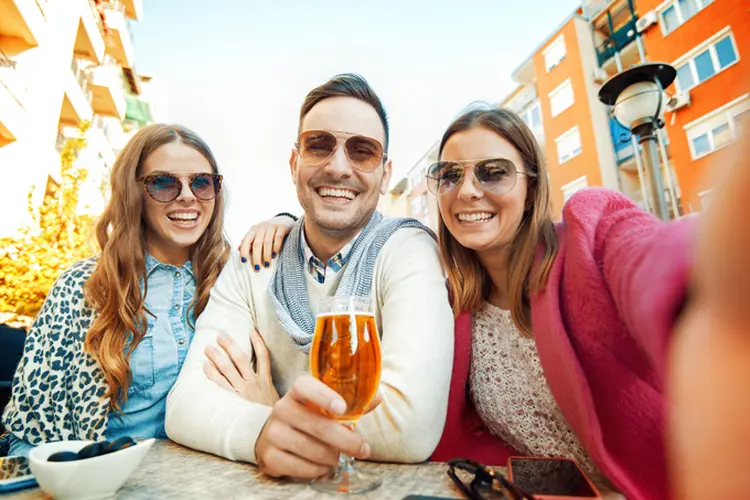 Grupo de amigos: extrovertidos gastam mais com restaurantes e bebidas alcoolicas, aponta estudo (Ivanko_Brnjakovic/Wikimedia Commons)