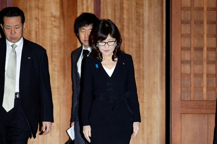 Tomomi Inada em santuário no Japão: Ministério da Defesa sul-coreano classificou a visita como "deplorável" (Reuters)