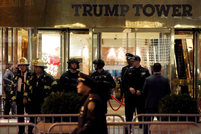 Polícia evacua prédio onde Trump trabalha por "pacote suspeito"