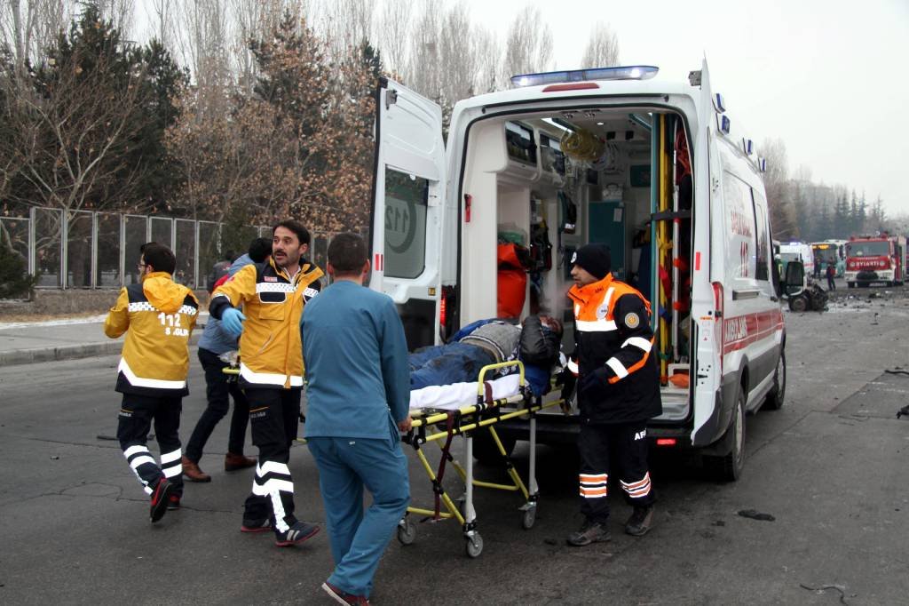 Carro-bomba mata 13 soldados e fere dezenas na Turquia