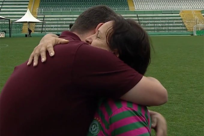 Mãe de goleiro da Chapecoense consola repórter. Veja vídeo