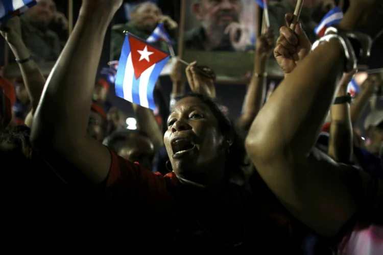 Pessoas comparecem a ato por Fidel Castro: discursarão representantes de organizações sociais e seu irmão, o presidente Raúl Castro (Alexandre Meneghini/Reuters)