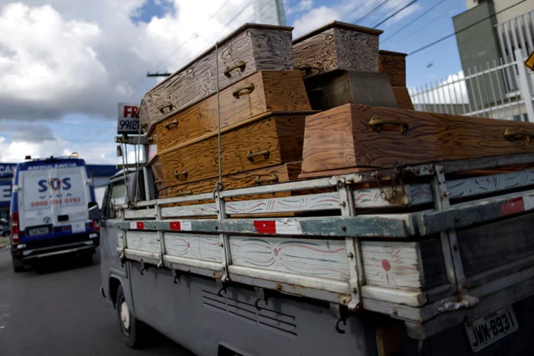 Mortes: caixões com corpos de presos mortos em rebelião em Manaus deixando o IML (Ueslei Marcelino/Reuters)