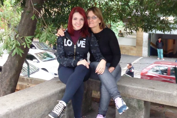 Maira Ilda (à esquerda), de 23 anos, e a mãe dela, Maria Ilda, de 55 (Facebook/Reprodução)