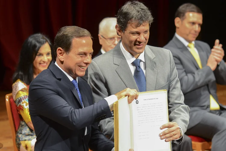 Doria e Haddad: o próprio Haddad já havia exonerado, nos dois últimos dias de mandato, 716 servidores comissionados (Rovena Rosa/Agência Brasil)