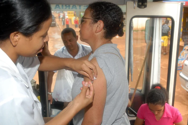 Vacinas: também foi zerada a alíquota para vacina contra Hepatite A, nesse caso por seis meses a partir de abril de 2018 para até 6 milhões de doses (Foto/Agência Brasil)