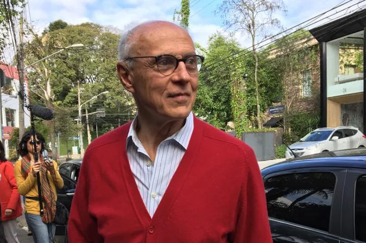 Eduardo Suplicy (PT) aparece numericamente em primeiro lugar na disputa, com 32% das intenções de voto (Facebook/Reprodução)