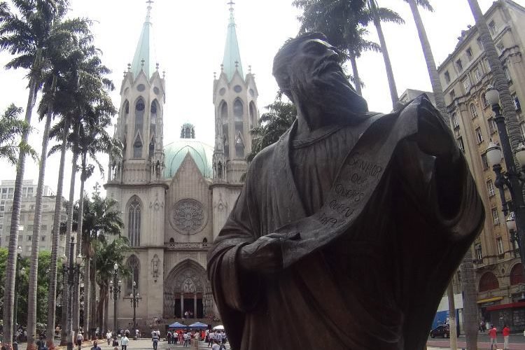 Jornalista é detido após pichar monumento no centro de SP