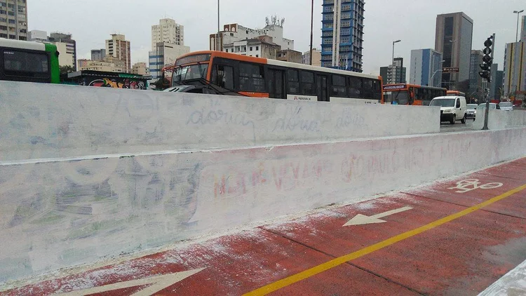 Tinta do Cidade Linda não cobriu totalmente os grafites nos muros do Largo da Batata (Luiza Calegari/Site Exame)