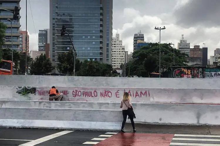 Grafiteiro Mundano lava a tinta do programa Cidade Linda no Largo da Batata, em São Paulo (Facebook/Reprodução)