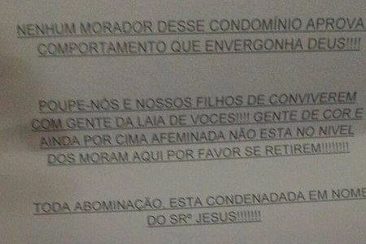 Recado homofóbico e racista foi entregue a casal gay no Rio (Facebook/Reprodução)