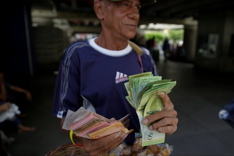 Salário mínimo: aumentos sucessivos têm sido devorados pela inflação no país, que passou de 400% no ano passado (Marco Bello/Reuters)