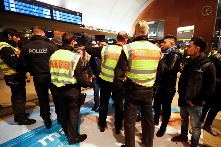 Policiais: o chefe da polícia de Colônia, Jürgen Mathies, defendeu a atuação dos agentes (Wolfgang Rattay/Reuters)