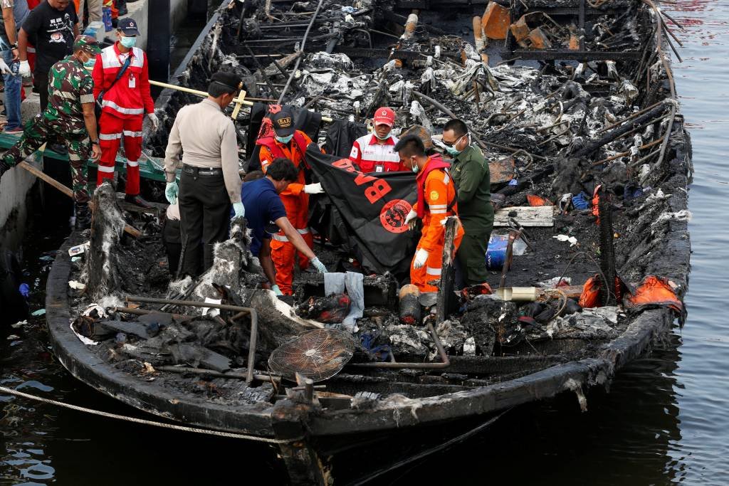 Capitão do navio turístico que pegou fogo na Indonésia é detido