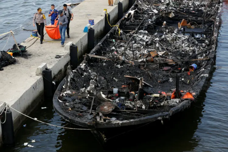 Incêndio: navio de passageiros que transportava mais de 200 pessoas (Darren/Reuters)