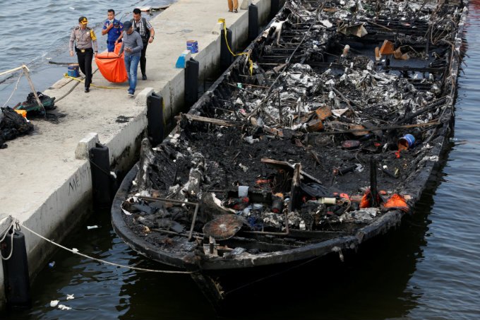 Incêndio em navio deixa 23 mortos e 17 desaparecidos na Indonésia