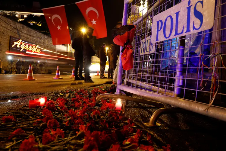 Atentado: 39 foram mortos e 65 ficaram feridos após ataque a boate no Ano Novo (Umit Bektas/Reuters)