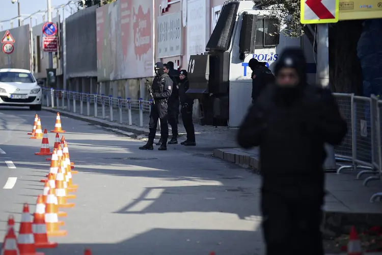 Policiais turcos montam guarda em frente à boate onde ocorreu ataque terrorista em Istambul (Yagiz Karahan/Reuters)